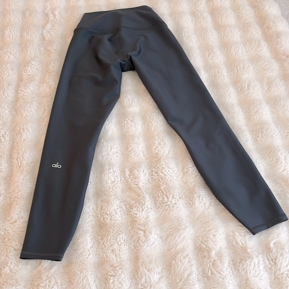 ALO Yoga High-Waist Airlift Leggings in XSmall - Picture 3 of 14